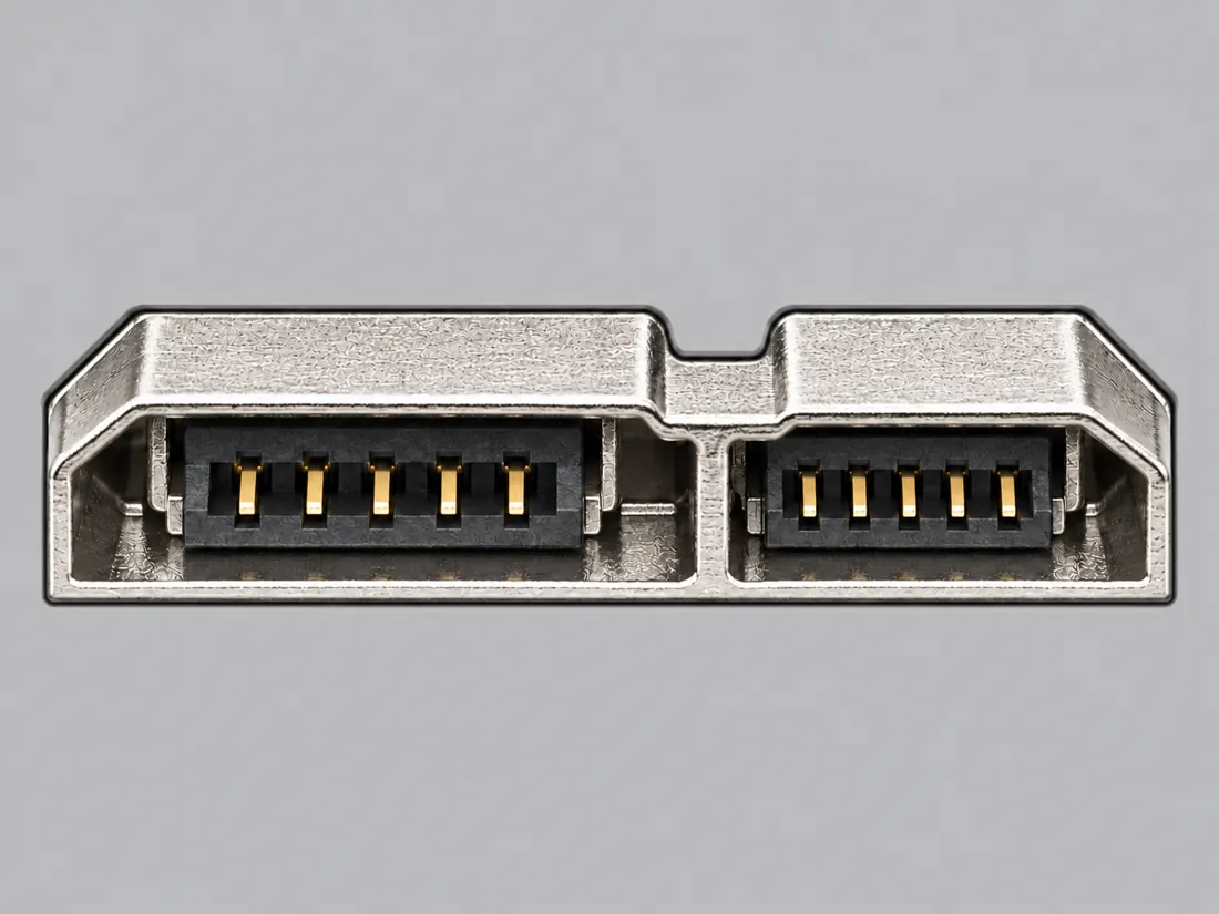 SuperSpeed Micro-USB Type-B: fitted in place. Computer-generated illustration, not a photograph.