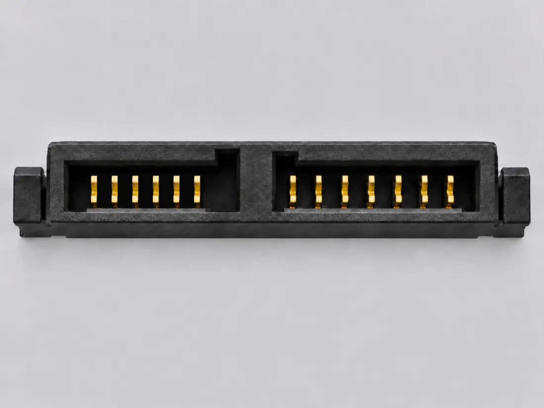 Slimline SATA connector: fitted in place. Computer-generated illustration, not a photograph.